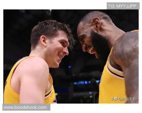 里夫斯背身运球晃倒助教后指着对方疯狂嘲讽全场爆笑 里夫斯背身运球晃倒助教后指着对方疯狂嘲讽全场爆笑