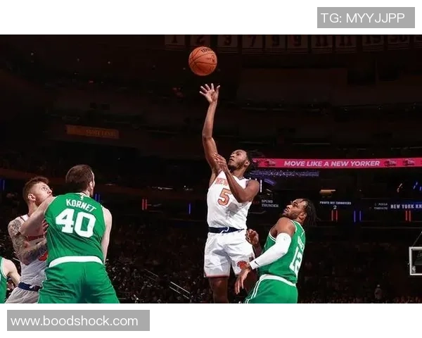 麦克布莱德背后躲闪仍被怀特打成3加1是否犯规引发热议 麦克布莱德背后躲闪仍被怀特打成3加1是否犯规引发热议